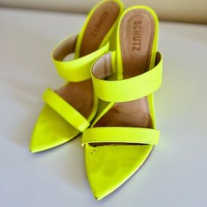 Brand SCHUTZ. Vibrant, stylish sandals, Size 7. A medium height of the heel
